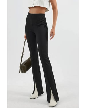 Högmidjade leggings med slits och utsvängd ben	passform