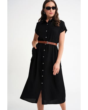 Midi-jurk met riemdetail en knoopkraag
