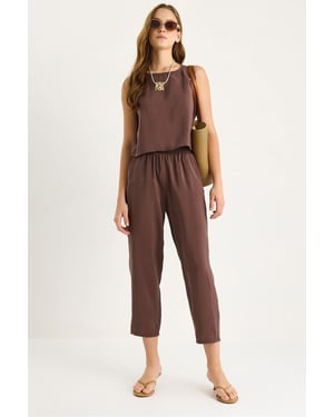 Mouwloze Crewneck Blouse en Carrof Fıt Broekset
