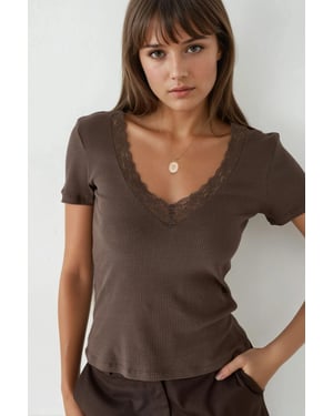 V-ringad Blus med Spetsdetalj