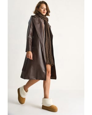 Midi-längd i konstläder trenchcoat med knytstängning