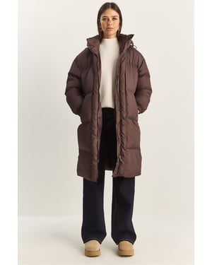 Hooded långärmad pufferjacka med fickor