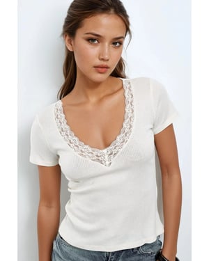 V-ringad Blus med Spetsdetalj