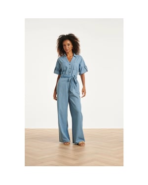 Smashed Lemon Lichtblauwe jumpsuit met ceintuur en korte mouwen |
