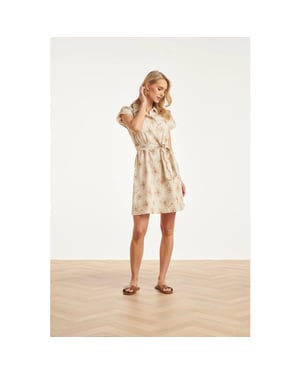 Smashed Lemon Beige jurk met geborduurde bloemen en tailleceintuur |