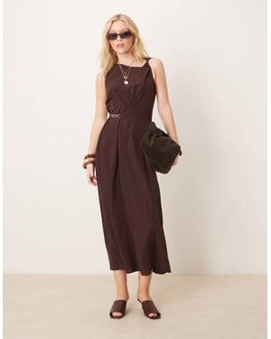 ASOS DESIGN draperad midiklänning med tvinnade remmar och guldkant i chokladbrun