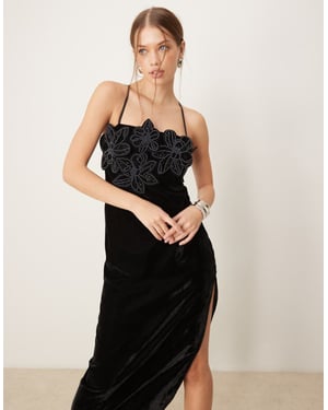 ASOS DESIGN blommig pärl applikation sammet kolumn midi klänning i svart