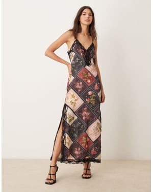 Miss Selfridge lång klänning med spetsdetalj i lapptäcktsmönster