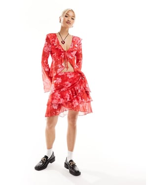 Something New X Chloe Frater mesh volangdetalj mini kjol co-ord i röd tvättad blommig