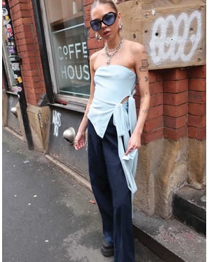 Labelrail x Daisy Birchall asymmetrisk slinky bandeau-top med rosett i isblå