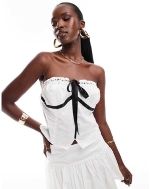 In The Style broderad bandeau topp med kontrasterande band i vitt