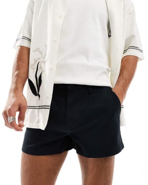 ASOS DESIGN veckad chino-shorts i svart