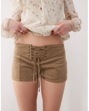 Motel janna faux suede hotpant in walnut