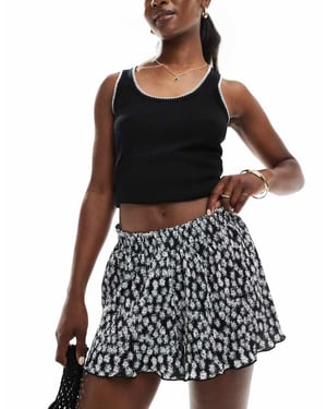 ASOS DESIGN flippiga plisserade shorts i mono ditsy