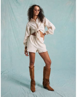Miss Selfridge broderad volangkantshorts i krämfärg