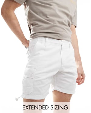 ASOS DESIGN slim mid-length cargoshorts i vitt