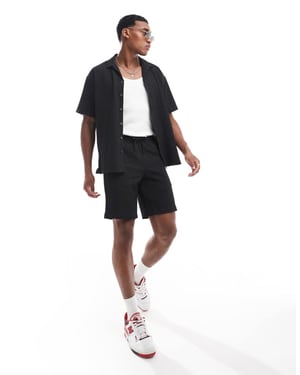 Jack & Jones koordinerad skrynklig short i svart