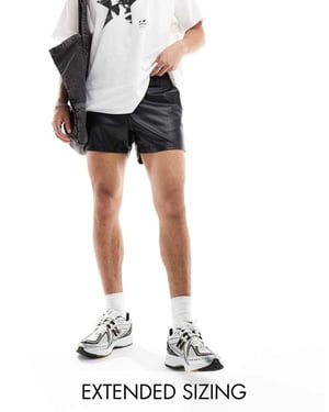 ASOS DESIGN slim läderlook shorts i svart