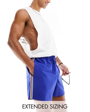 ASOS DESIGN badshorts i kort längd med svart och röd sidostråk