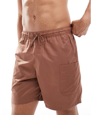 ASOS DESIGN simshorts i medellängd med cargofickdetalj i brunt