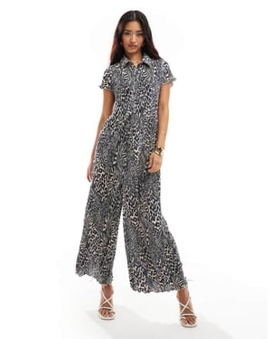 ASOS DESIGN kortärmad plisserad byxdress med vida ben i blått djurmönster