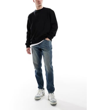 ASOS DESIGN tapered jeans med vintage-ton i mörk tvättblå