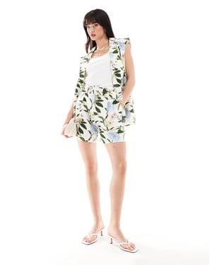 ASOS DESIGN skräddarsydda shorts i linne med blommönster