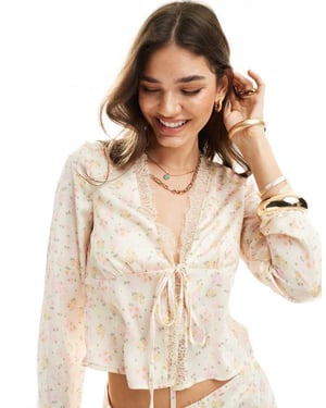 Något Nytt stilat av Claudia Bhimra knytfront blus-coord med spetsdetaljer i rosa ditsy blommor