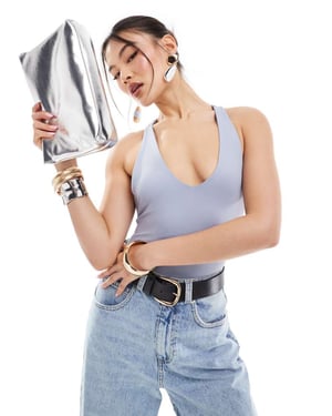 ASOS DESIGN bodysuit med twistad rygg och v-ringning i dämpad blå