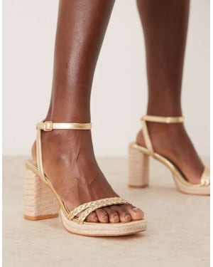Glamorösa flätade espadrillosandaler med klack i guld