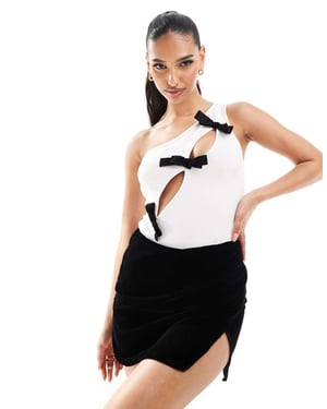In The Style exklusiv enaxlad kontrast rosett bodysuit i vitt