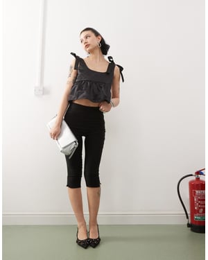 Monki satinväst med peplum och bånddetalj i svart