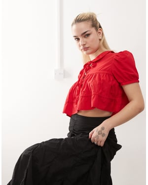 Monki bomullspoplin peplum knytblus med krage och framknutningsdetalj i röd