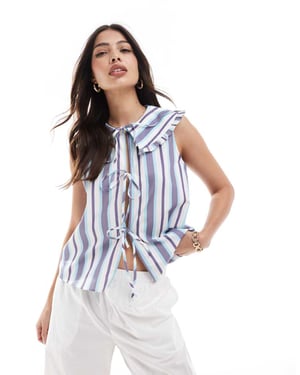 ASOS DESIGN poplin blus utan ärm med volangkrage i blå rand
