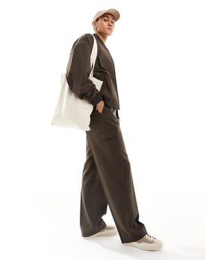 ASOS DESIGN smart co-ord vida cargo-byxa med fickdetaljer i brunt