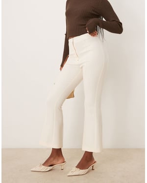 ASOS DESIGN skräddarsydda kick flare-byxor i smörmjölk