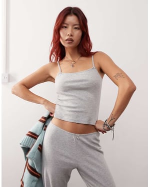 Monki mixa och matcha punktstickad mini pyjamatopp med små rosetter i gråmelerad