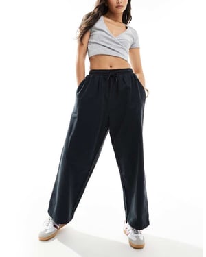 ASOS DESIGN oversized byxa med tunn benslut i svart