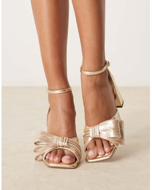 ASOS DESIGN Halo-bågdetalj midblockklackade sandaler i ljusguld