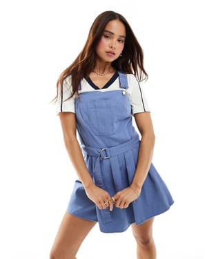 ASOS DESIGN hängselklänning med boxplisserad skorts i dämpad blå