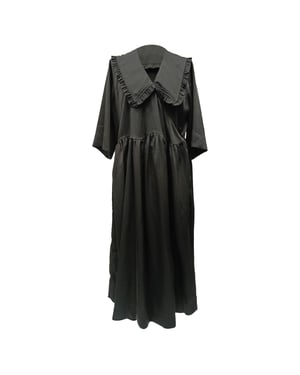 Ganni maxi-jurk met geplooide kraag en ruches van polyester in zwart.
