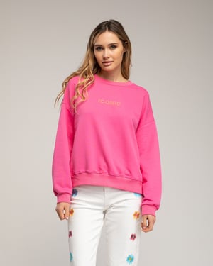 Sweatshirt met de tekst 'iconic' in neonkleur op de voorkant en de rug.