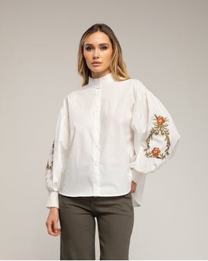 Blouse met opstaande kraag, ruches aan de mouw, borduursels en elastische manchetten