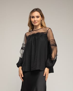 Chiffon blouse met mouwen en schouders van tule en kantdetails