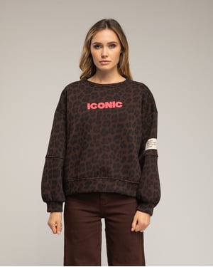 Sweatshirt met dierenprint en de tekst 'iconic' in neonkleur.