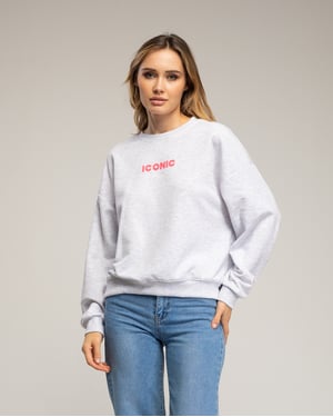 Sweatshirt met de tekst 'iconic' in neonkleur op de voorkant en de rug.