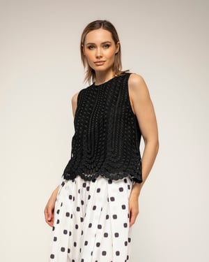 Kantentop met cirkeldetails en een ronde hals