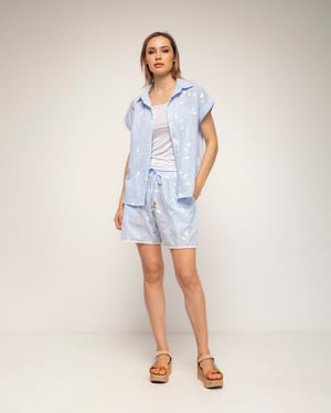 Gestreepte short met borduursel, ajourwerk-detail en een gerimpelde taille