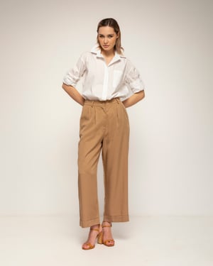 Rechte tencel pantalon met plooien, omslag aan de onderkant, zakken en een gerimpelde achterkant