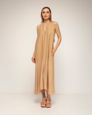 Wijde midi-jurk met halternek en een bandje op de rug